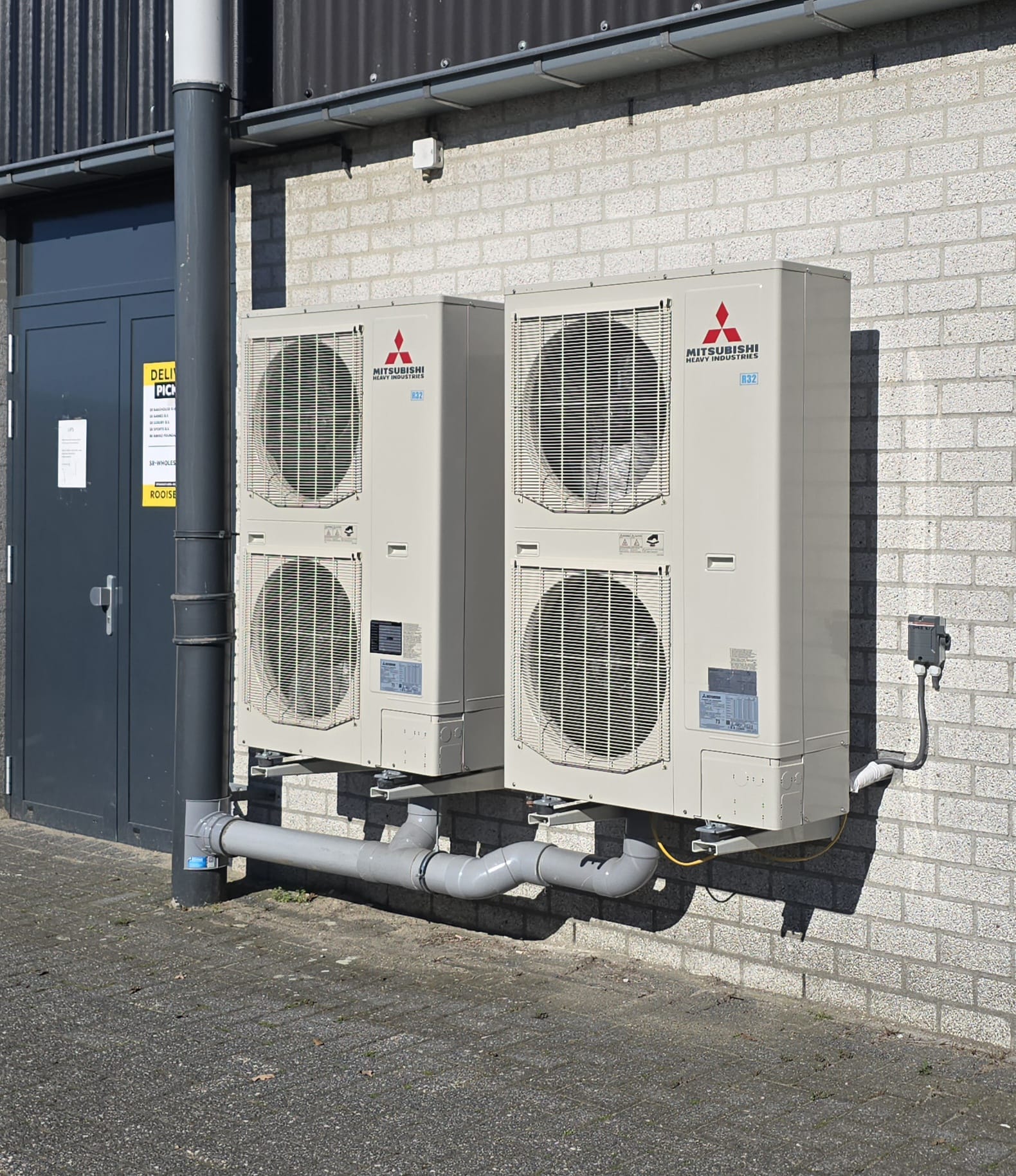 Twee Mitsubishi buitenunits bij bedrijfsgebouw